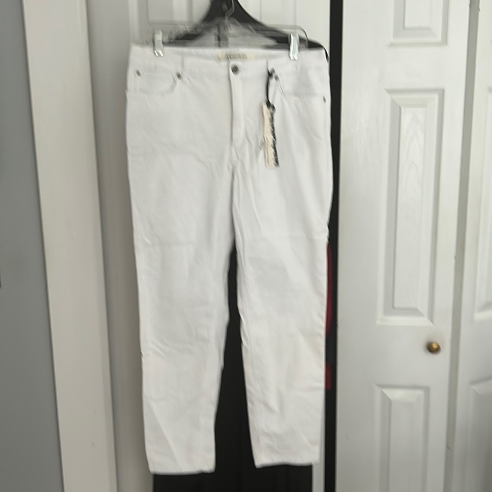 White jeans Soho ankle style